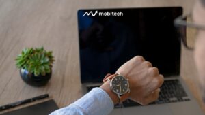 karyawan sedang melihat jam tangan sebagai perkiraan waktu