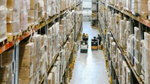 aktivitas logistik di dalam gudang