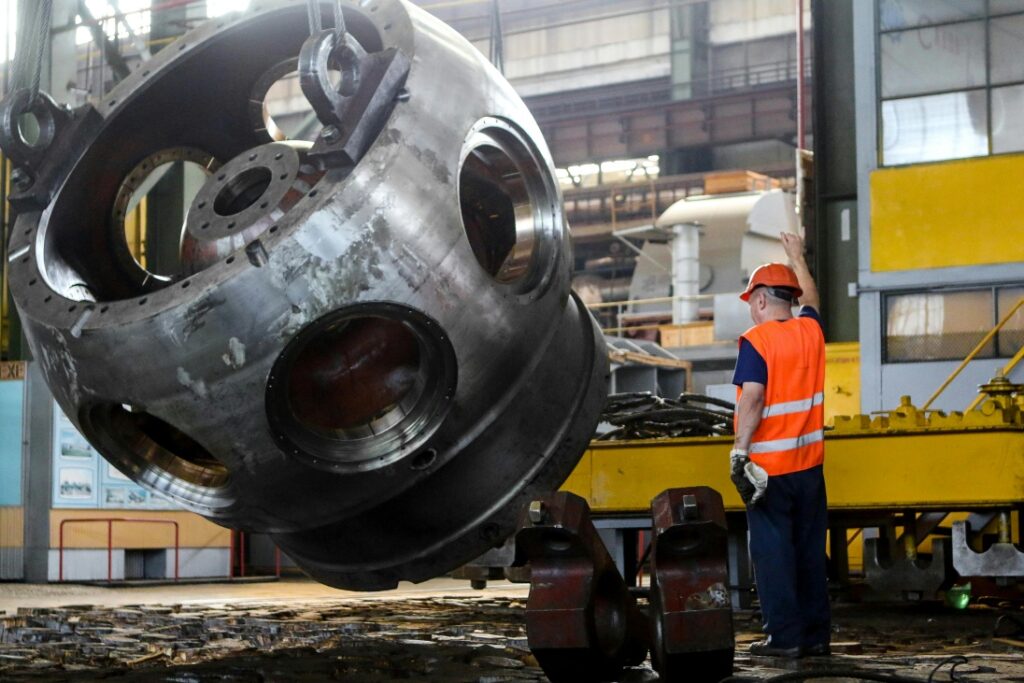 proses angkat muatan besar di gudang