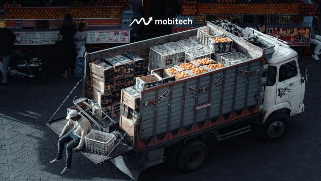Proses penyusunan muatan produk kedalam truk logistik