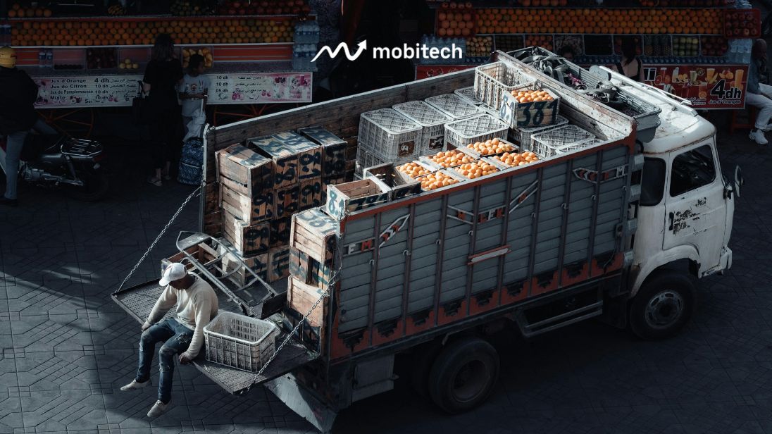 Proses penyusunan muatan produk kedalam truk logistik