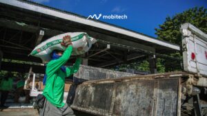 Proses loading barang ke truk logistik