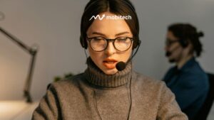 customer service berbicara dengan konsumen