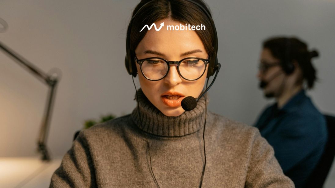 customer service berbicara dengan konsumen