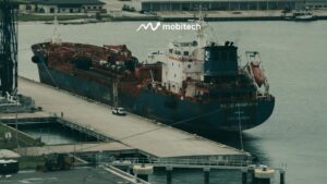 kapal sedang melakukan proses docking di dermaga
