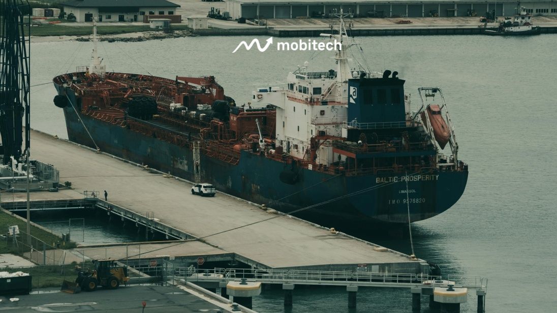 kapal sedang melakukan proses docking di dermaga