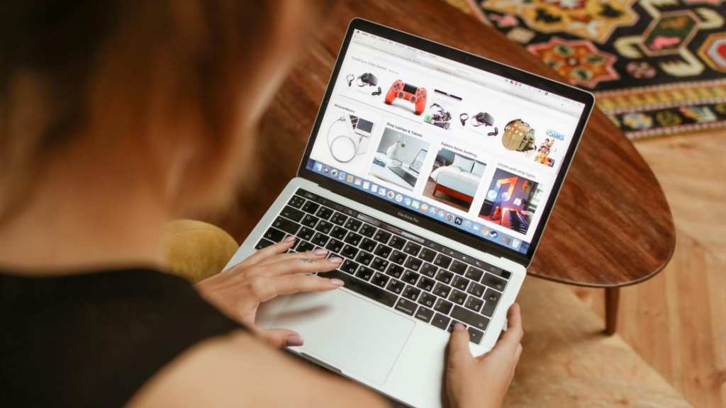 user belanja melalui laptop