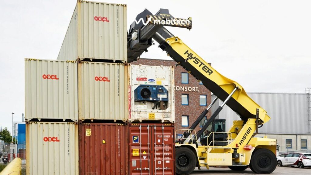 Pengangkatan Tumpukan Kontainer Dengan Forklift