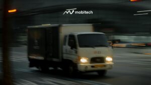 truk sedang melakukan pengiriman