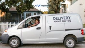 mobil pengiriman sedang melakukan pengiriman