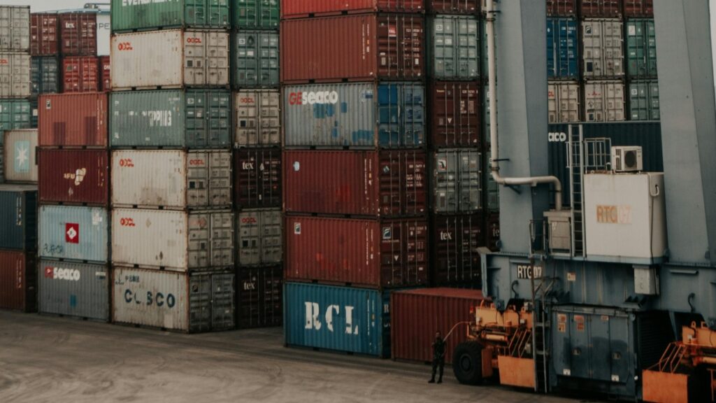 tumpukan kontainer di dock pelabuhan
