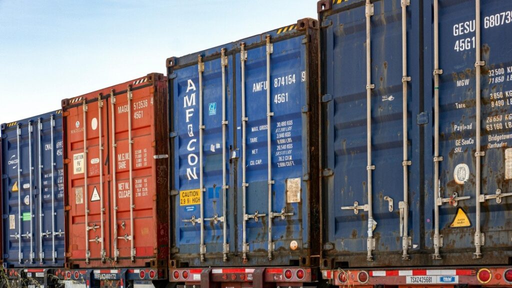 periapan truk kontainer sebelum pengiriman