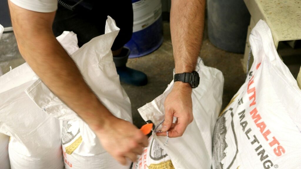 ilustrasi inbound logistik bahan baku material